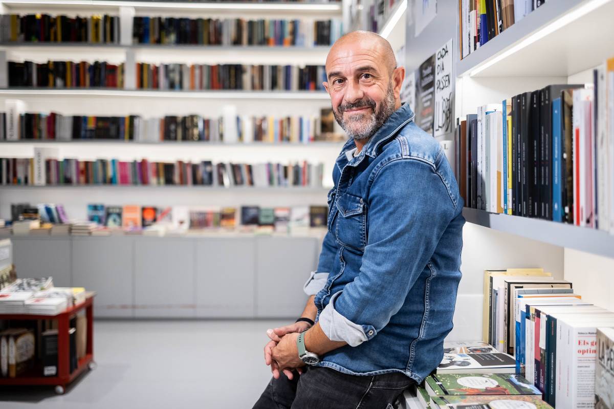 Eloi Vila, fotografiat a la llibreria Ona - Hugo Fernández