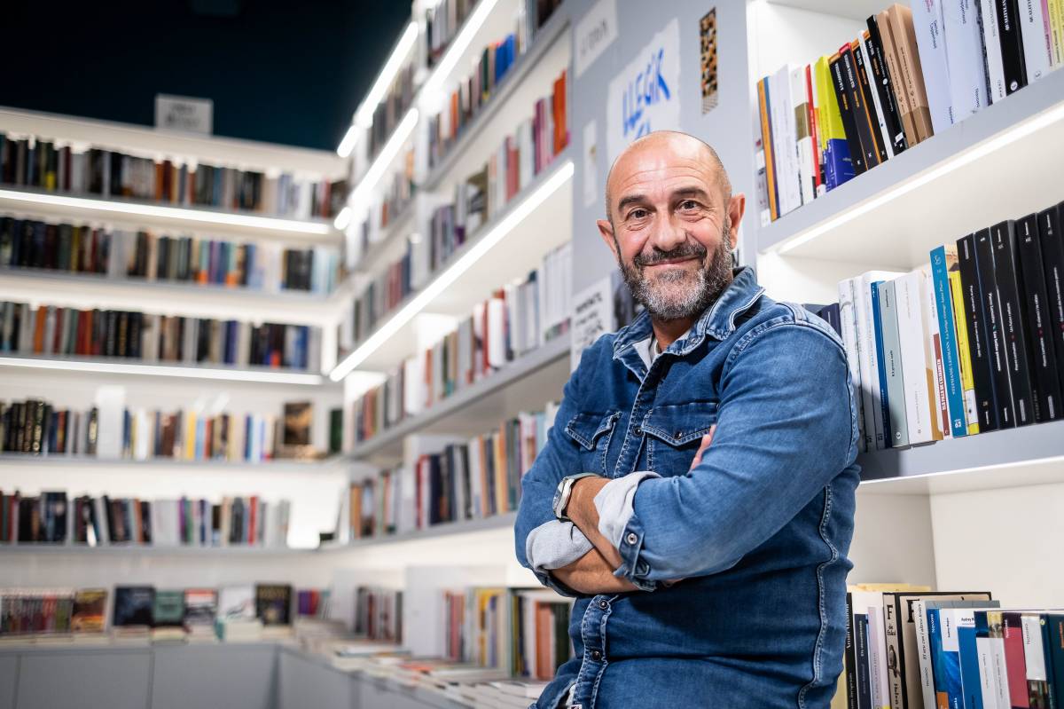 Eloi Vila, fotografiat a la llibreria Ona - Hugo Fernández