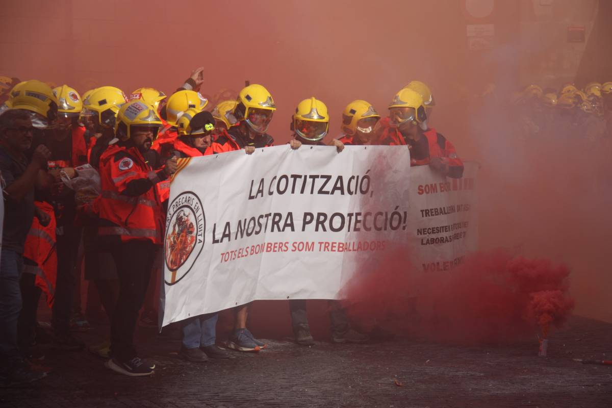 Bombers de la Generalitat es manifesten a Barcelona per exigir millors condicions laborals i recursos suficients