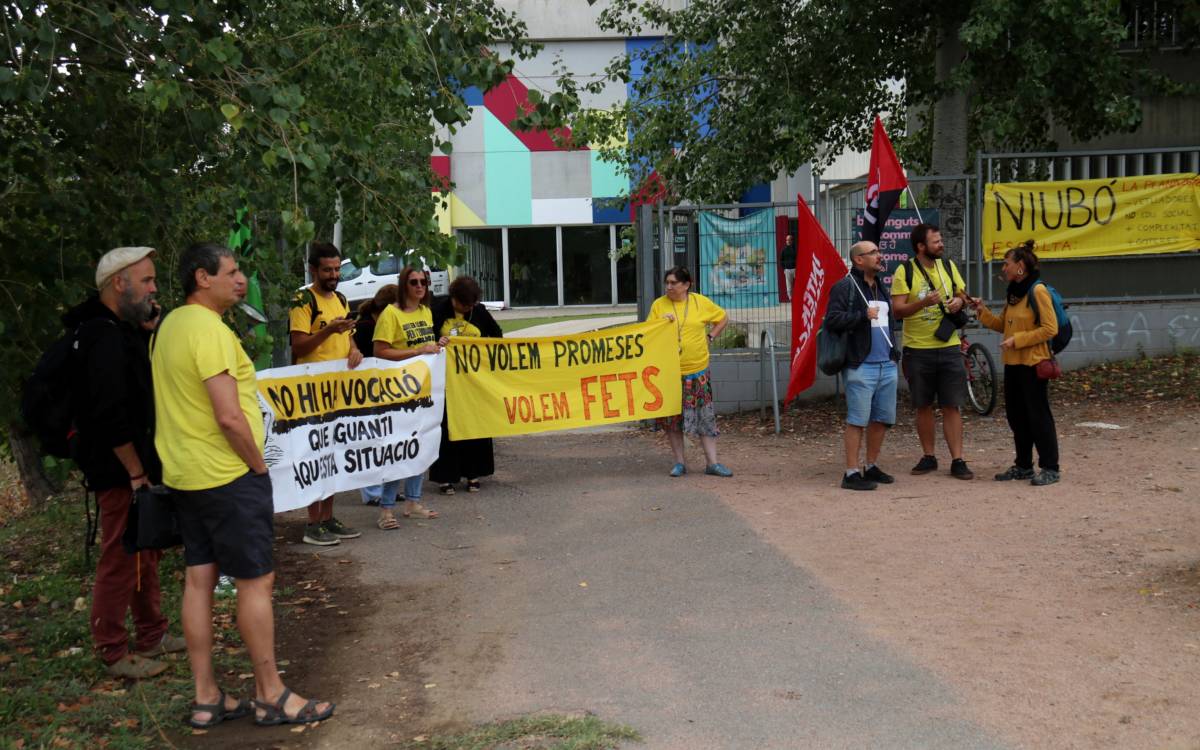 Protesta a les portes de l`Institut La Plana de Vic en el marc de la visita de la consellera Niubó.