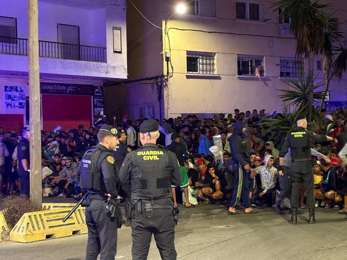Tensió i càrregues policials en el trasllat de migrants fins al port de Ceuta
