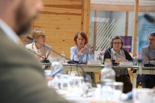 La síndica impulsa un acord de país amb 35 mesures per acabar amb el sensellarisme el 2035