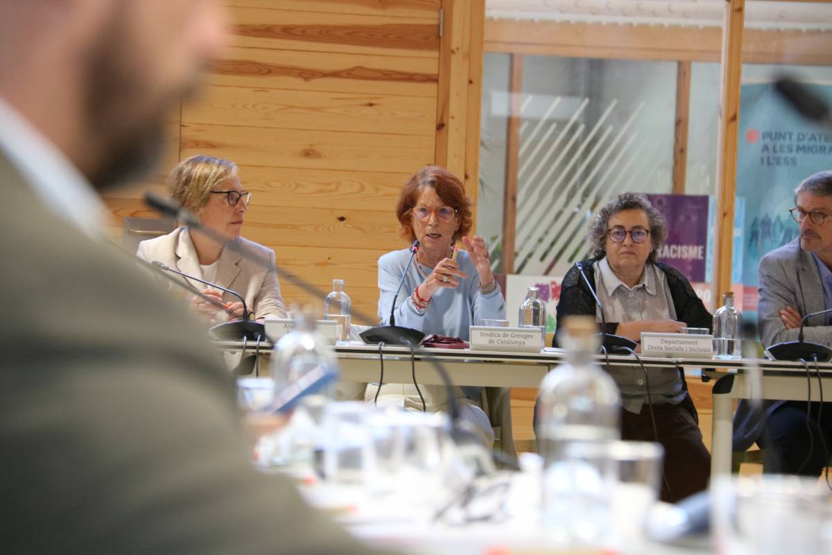 La síndica impulsa un acord de país amb 35 mesures per acabar amb el sensellarisme el 2035