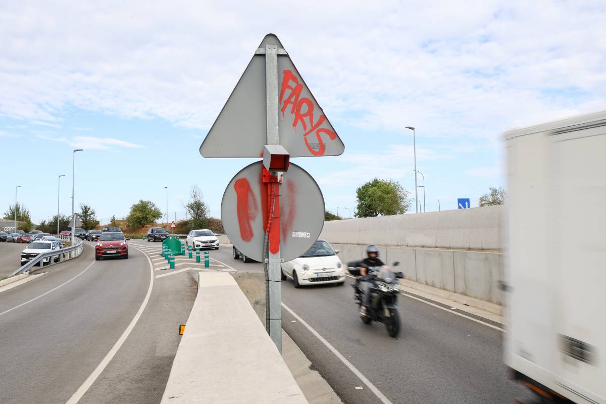 Una càmera vandalitzada a l'entrada de Sabadell capta l'atenció dels conductors: és un radar?