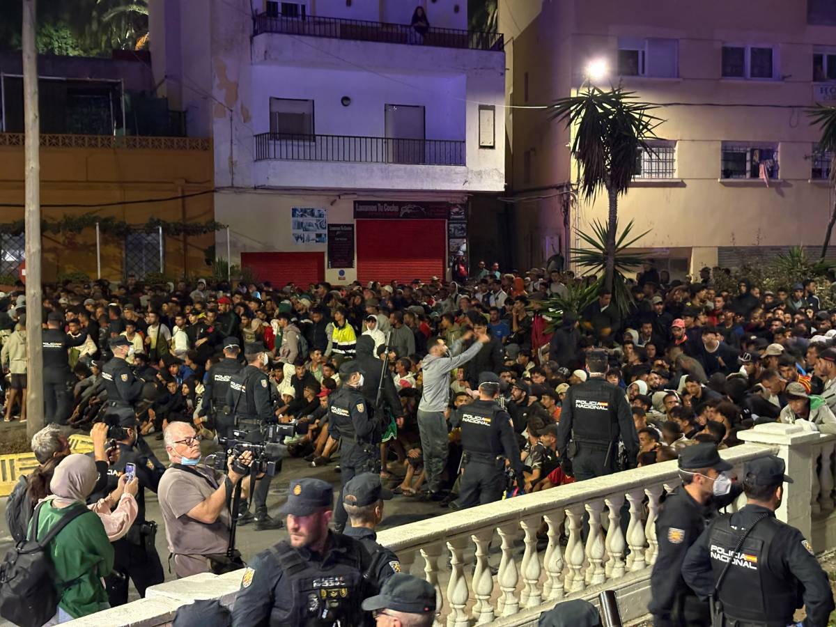 Milers de migrants de Ceuta queden fora del campament del govern espanyol i tornen a les platges