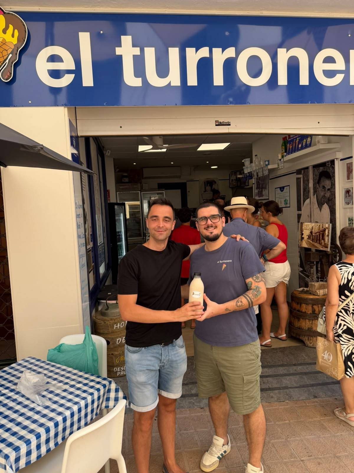 Saborido, amb el Víctor de la gelateria-orxateria El Turronero de Menorca - Cedida Saborido, amb el Víctor de la gelateria-orxateria El Turronero de Menorca