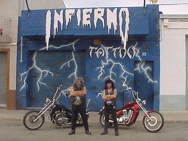 Els germans Aguilera, fa uns anys a les portes del bar Infierno - Els germans Aguilera, fa uns anys a les portes del bar Infierno