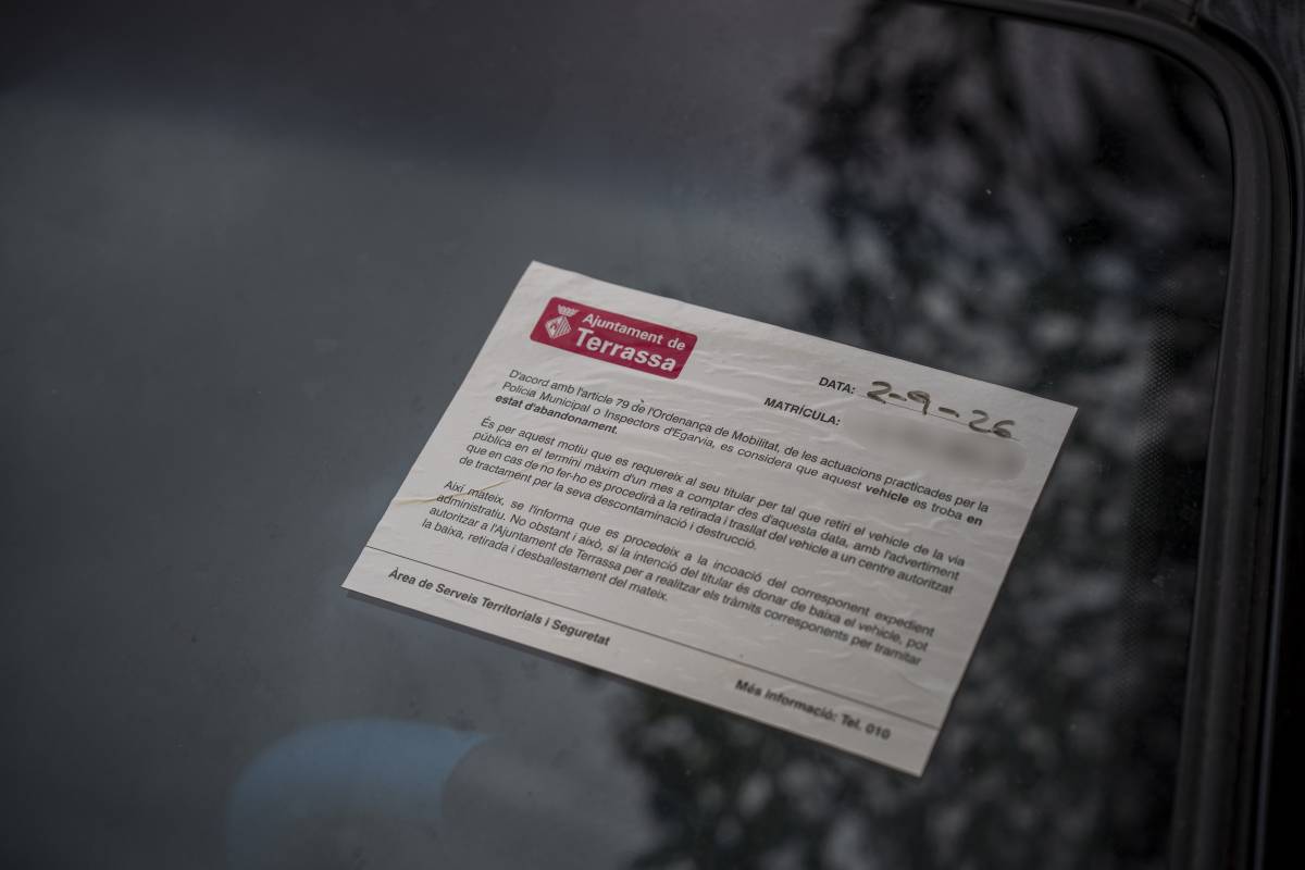 L'avís de retirada d'un vehicle abandonat al seu vidre - Nebridi Aróztegui