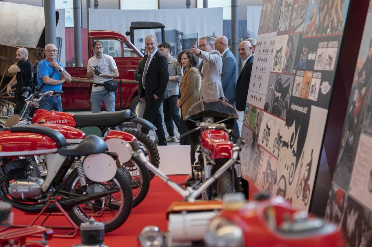 Autoritats i convidats a l`espai de "VIVA Montesa", que el 29 de setembre estrenarà una ampliació amb 80 motocicletes - Alberto Tallón Autoritats i convidats a l`espai de "VIVA Montesa", que el 29 de setembre estrenarà una ampliació amb 80 motocicletes