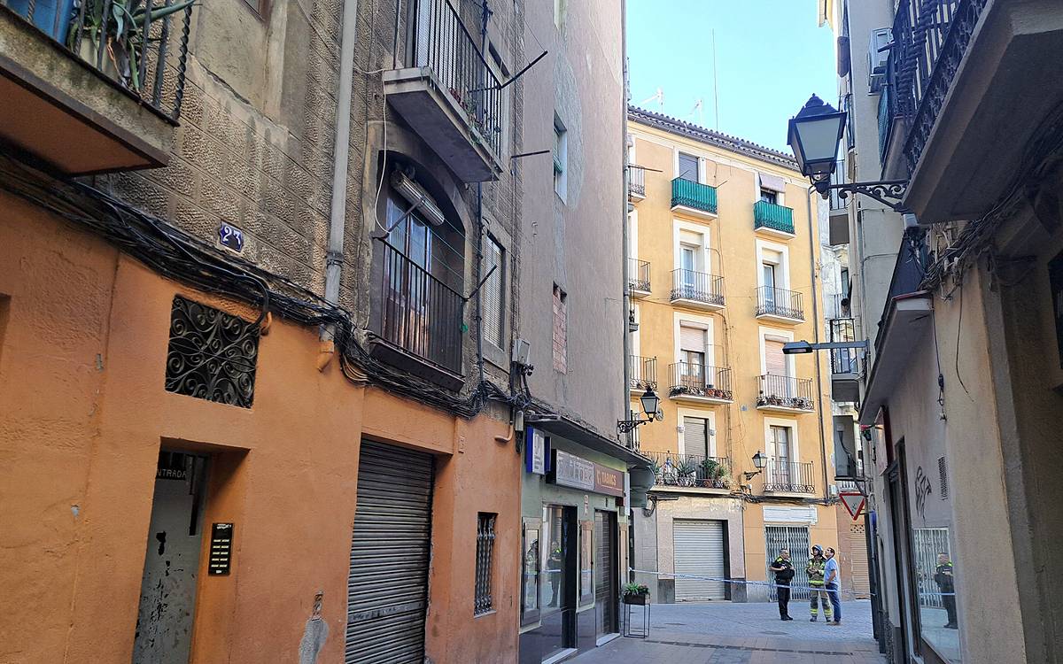 Tallen el carrer Vilanova de Manresa mentre es valora el risc d'esfondrament d'un edifici