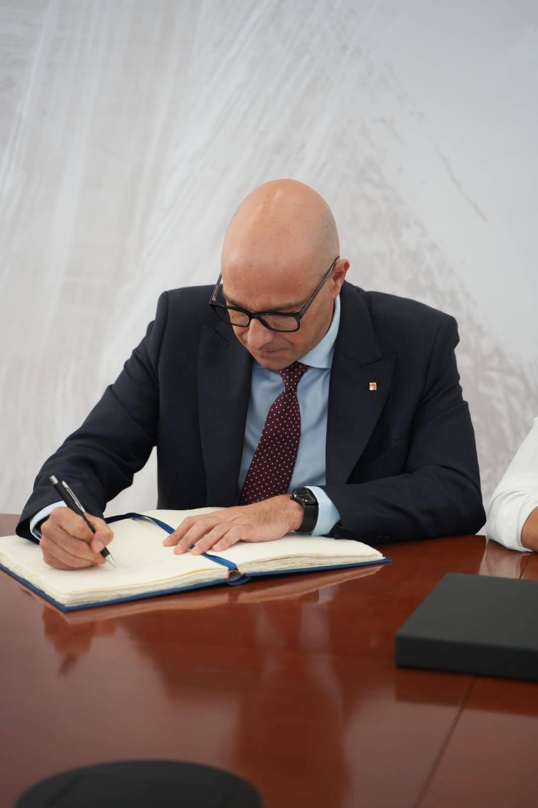 Raúl Moreno, conseller de Drets Socials, signant el llibre d`honor de la ciutat - DAVID CHAO Raúl Moreno, conseller de Drets Socials, signant el llibre d`honor de la ciutat
