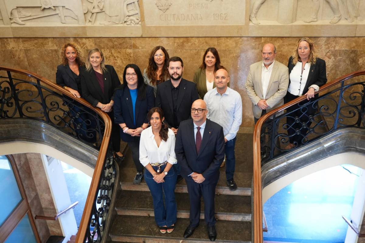 L`alcaldessa i el conseller de Drets Socials acompanyats de diversos regidors del Consistori - DAVID CHAO L`alcaldessa i el conseller de Drets Socials acompanyats de diversos regidors del Consistori