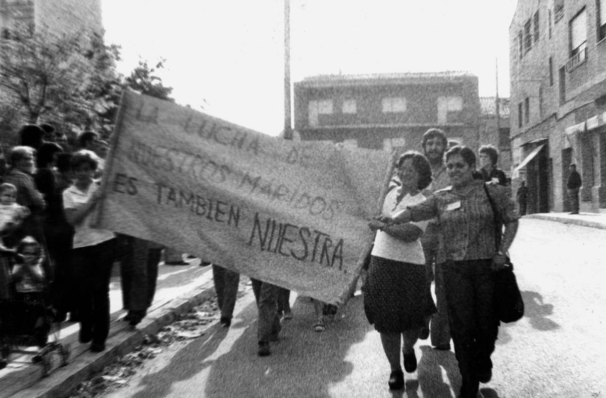 Vaga del Metall. Pancarta grup de dones. Tardor 1976 - Autor desconegut (AHS) Vaga del Metall. Pancarta grup de dones. Tardor 1976
