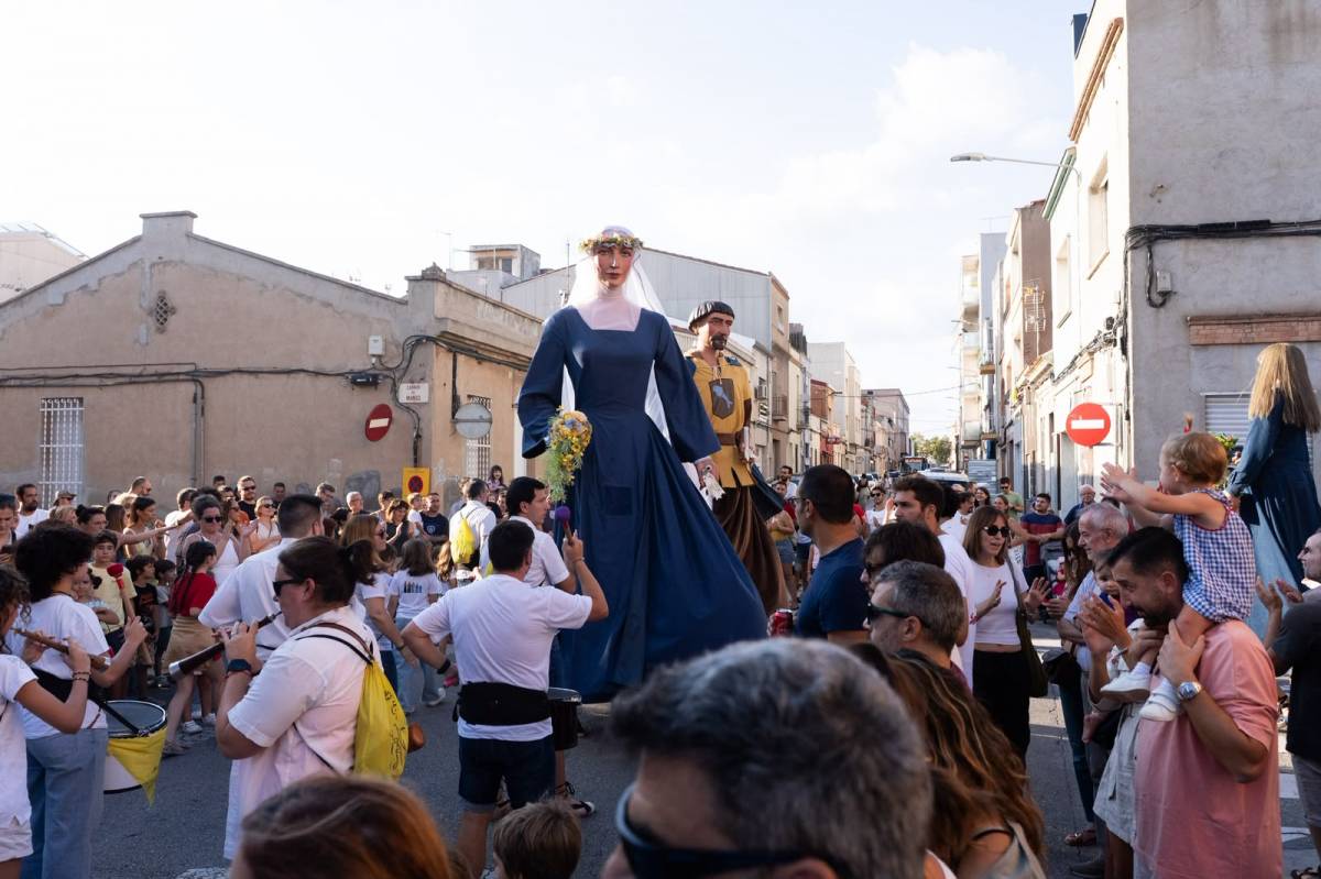 Els gegants prenen els carrers de Gràcia en plena Festa Major