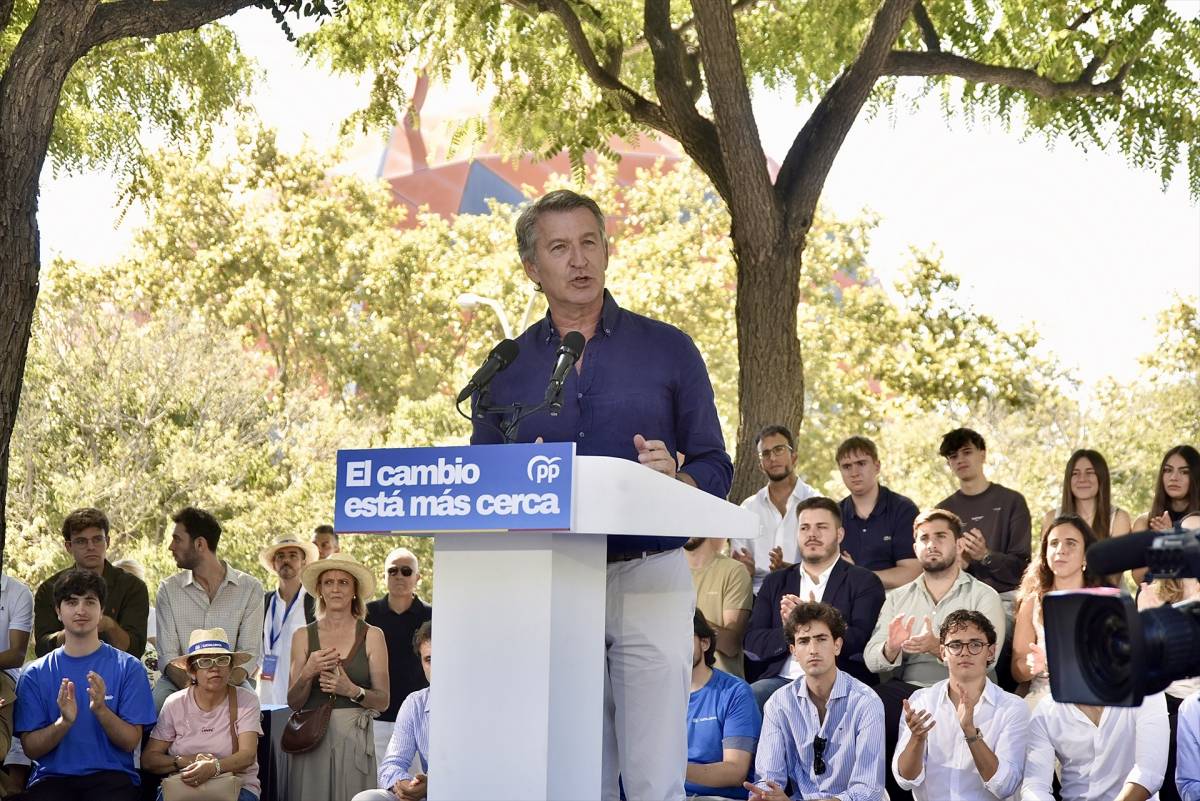 Feijóo promet fronteres més dures i recuperar el «prestigi del passaport» per pescar vots a Catalunya