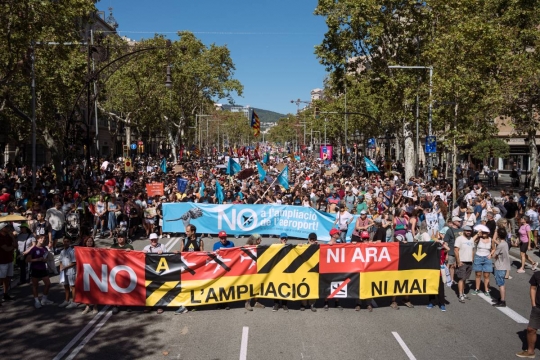 Milers de persones es manifesten en contra de l'ampliació del Prat a Barcelona: «Ni ara ni mai»