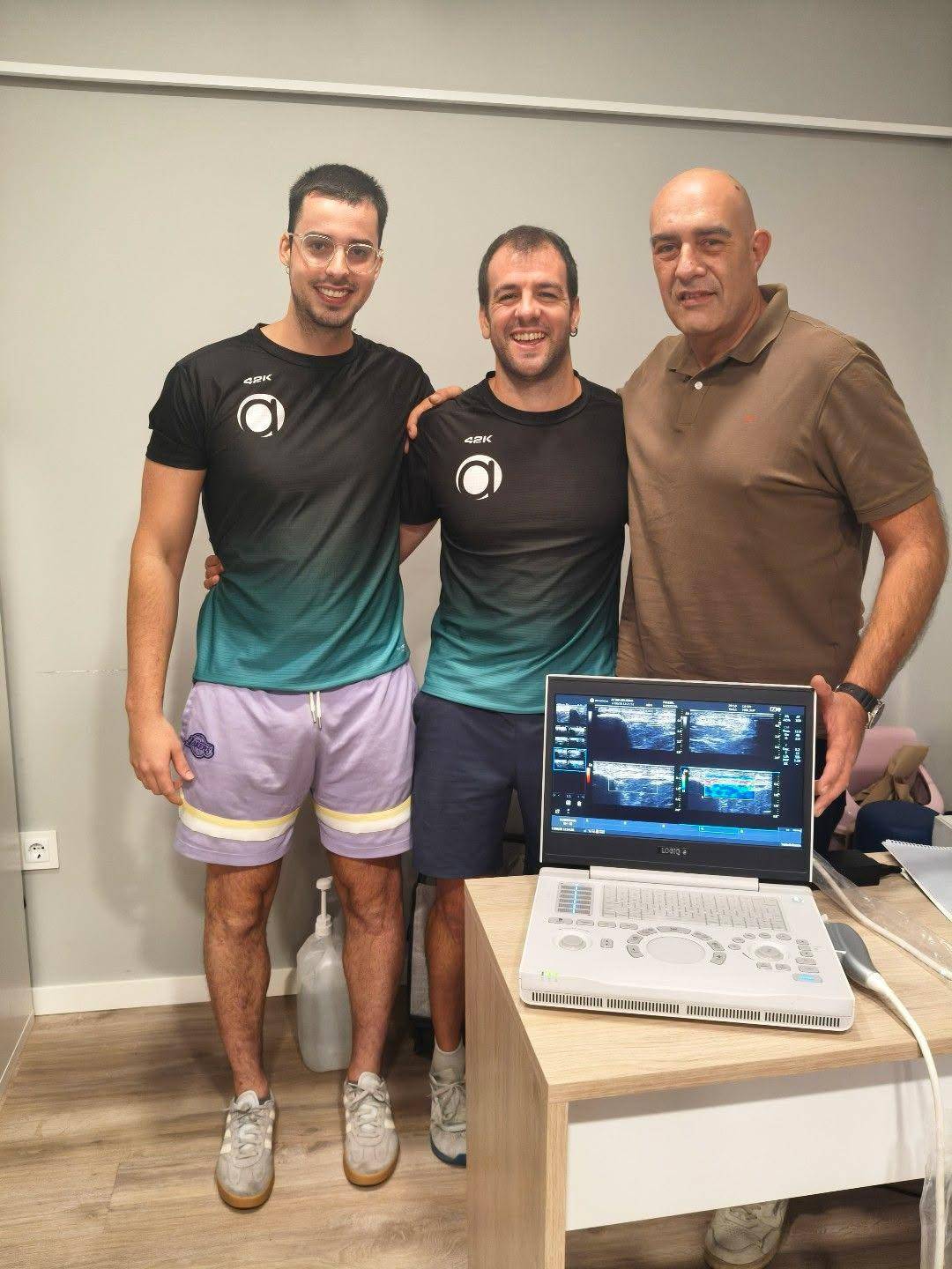 Ricardo González de WEELKO MEDICAL al costat d`Arnau i Miquel d`ACTIVA SOLSONA - Ricardo González de WEELKO MEDICAL al costat d`Arnau i Miquel d`ACTIVA SOLSONA