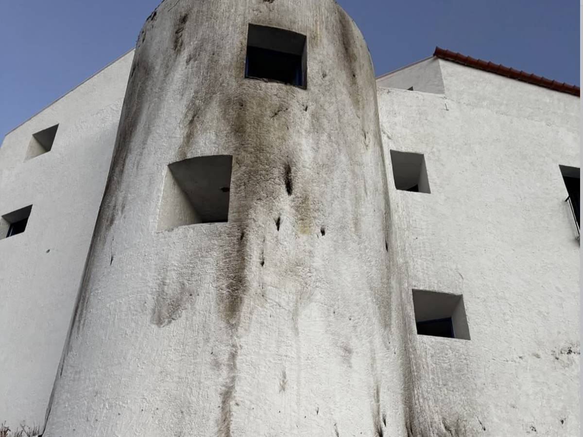 Cremen una estelada que onejava a la Torre des Baluard de Cadaqués