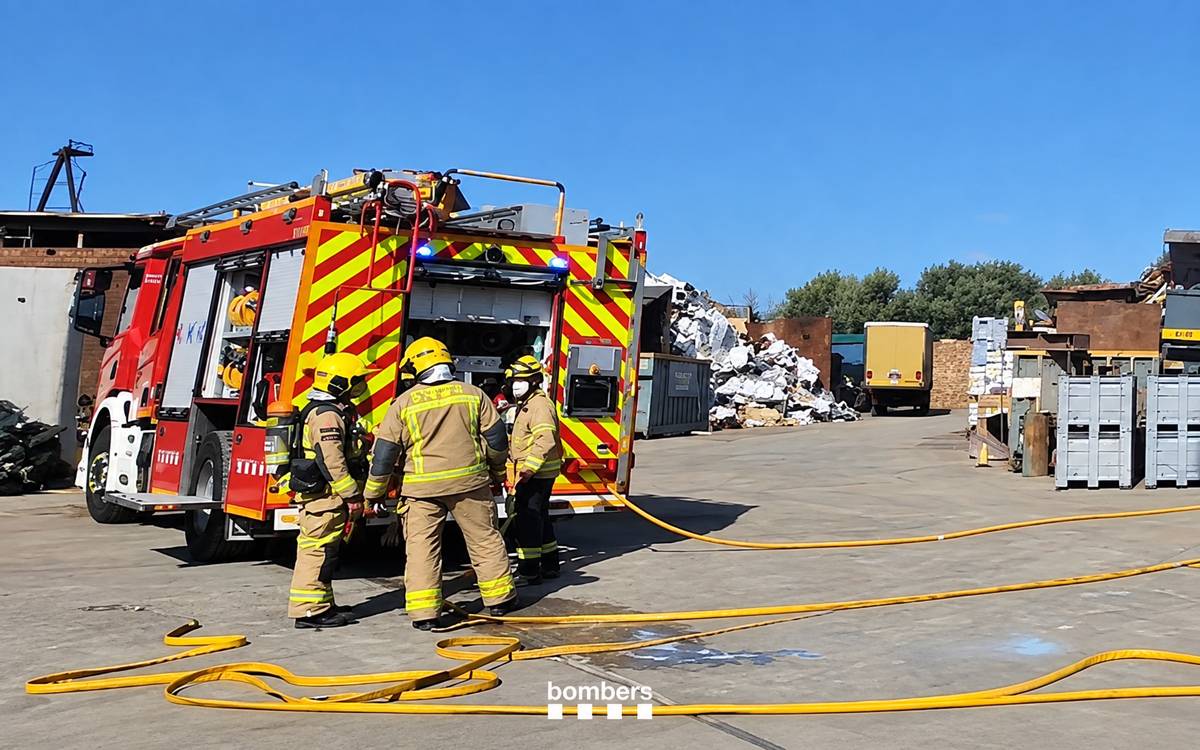 Els Bombers extingeixen un incendi en una empresa de reciclatge de Sant Fruitós de Bages