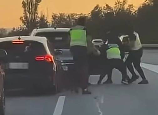 Busquen cinc homes que es van vestir de policies per segrestar un individu d'un cotxe en plena AP-7