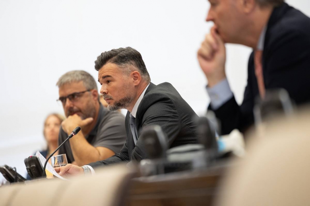 Rufián irrita el PP davant el silenci de Mazón: «És un homicida imprudent i un psicòpata»