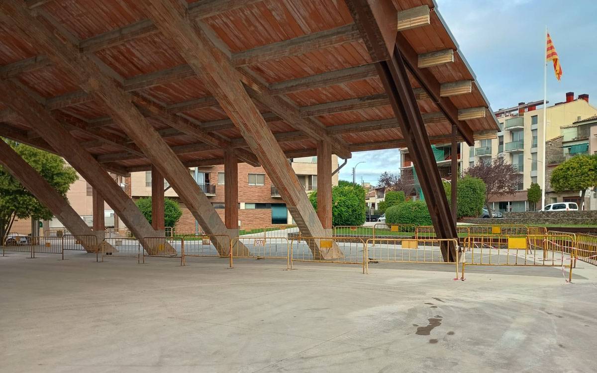 S'amplia l'àrea pavimentada a l'entorn del Cobert de la Màquina de Batre de Sant Fruitós