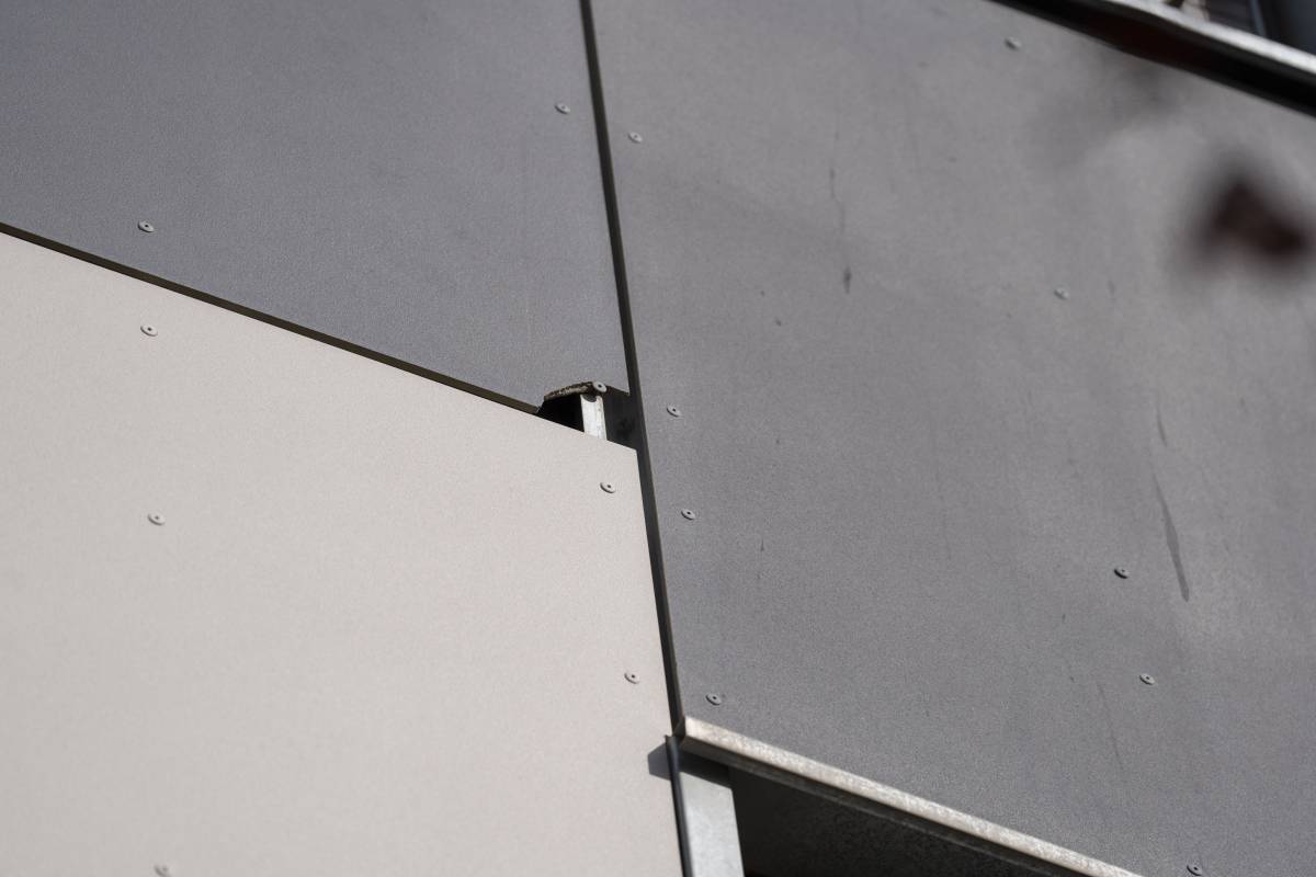 La façana ventilada d’un dels tres blocs de l’avinguda del Parlament, on les plaques s’esquerden i cauen - Alberto Tallón La façana ventilada d’un dels tres blocs de l’avinguda del Parlament, on les plaques s’esquerden i cauen