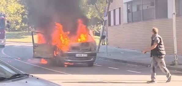 Espectaculars imatges d'un cotxe fantasma en flames que circula fora de control per Terrassa