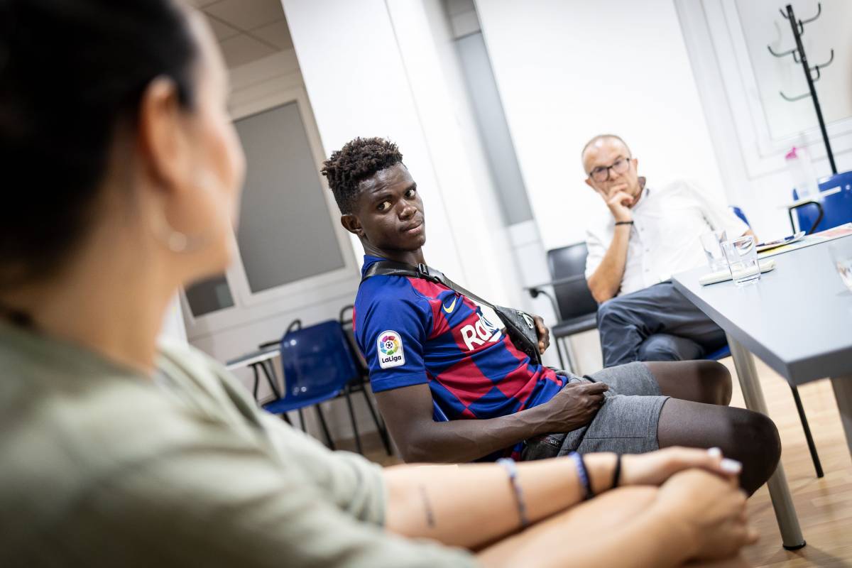 Un jove migrant i un jubilat que li fa de mentor: «És a qui truco quan tinc bones notícies i també preocupacions»