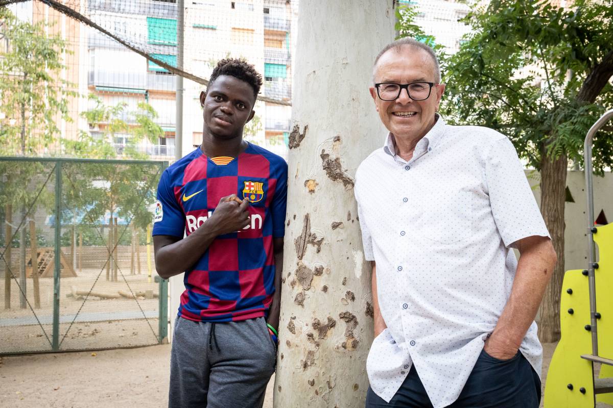 En Lama assenyala l`escut del Barça amb orgull - Hugo Fernández En Lama assenyala l`escut del Barça amb orgull