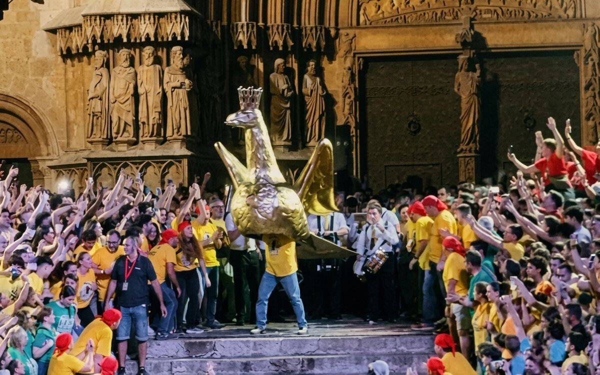 La Baixada de l'Àliga torna a omplir els carrers de la Part Alta de Tarragona de rauxa i bogeria
