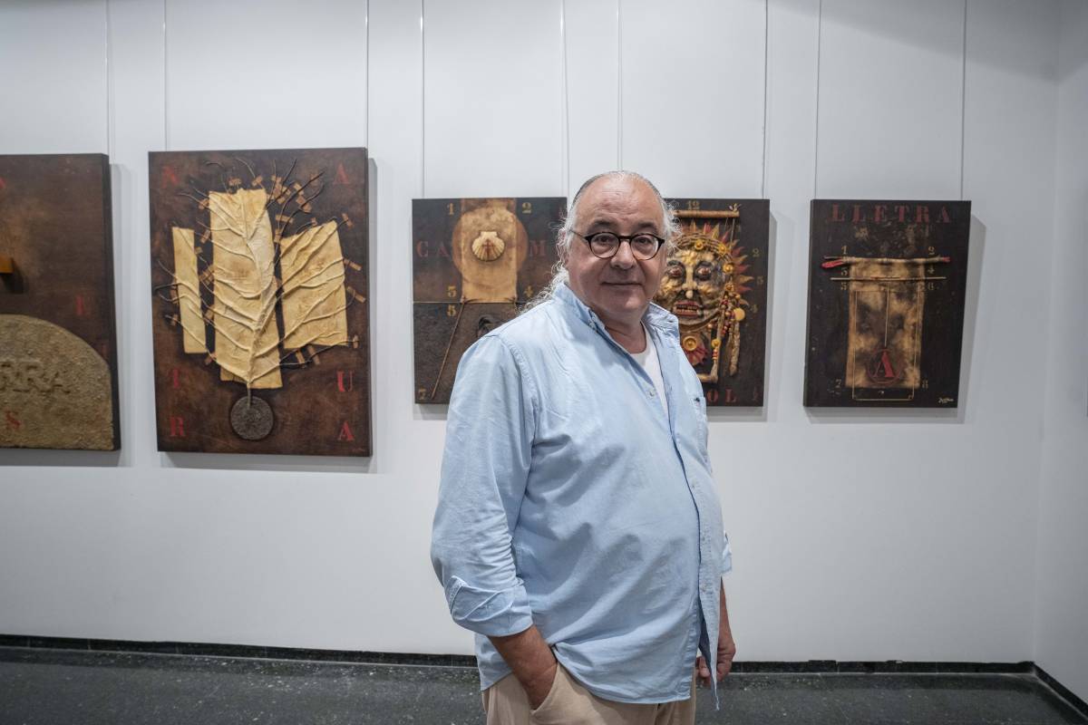 Jordi Paüls, amb part de l`obra exposada a la Sala Alavedra - Nebridi Aróztegui Jordi Paüls, amb part de l`obra exposada a la Sala Alavedra