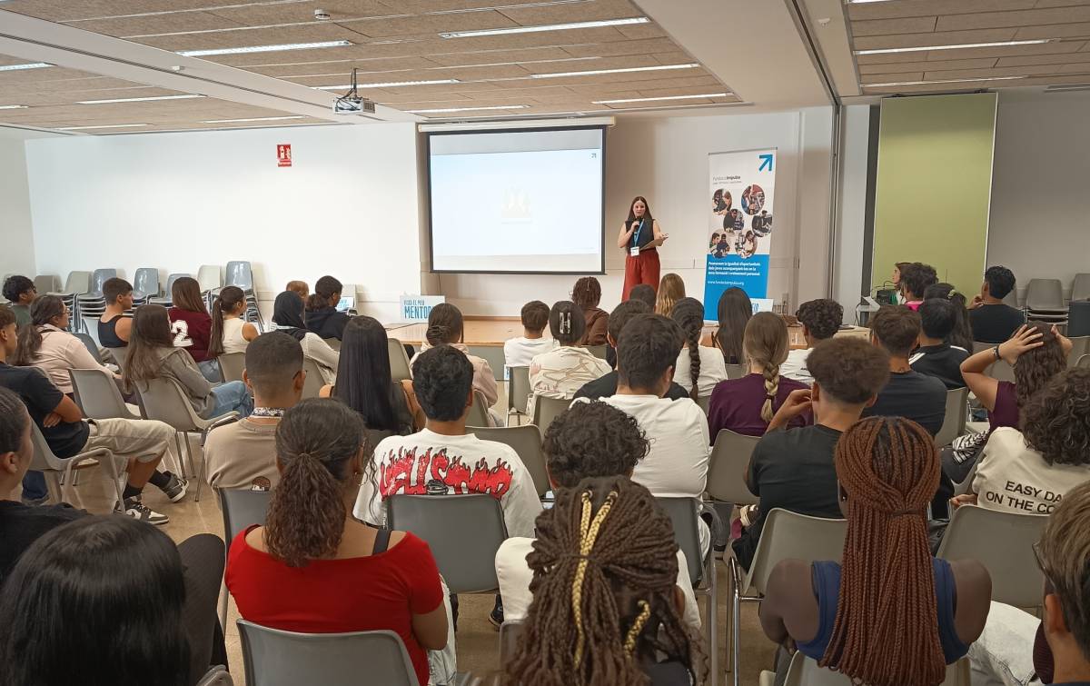 Prop de 100 joves es troben a Terrassa per iniciar el curs de la Fundació Impulsa