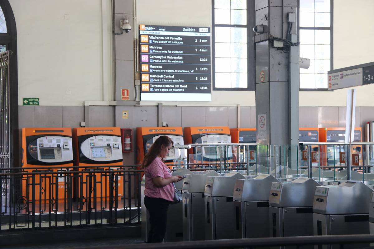 Tres ferits en esfondrar-se el fals sostre de l'estació de Rodalies de Fabra i Puig a Barcelona