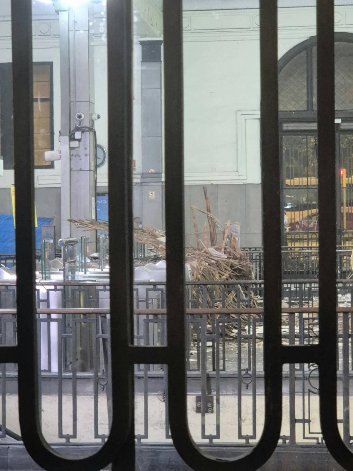 Tres ferits en esfondrar-se el fals sostre de l'estació de Rodalies de Fabra i Puig a Barcelona