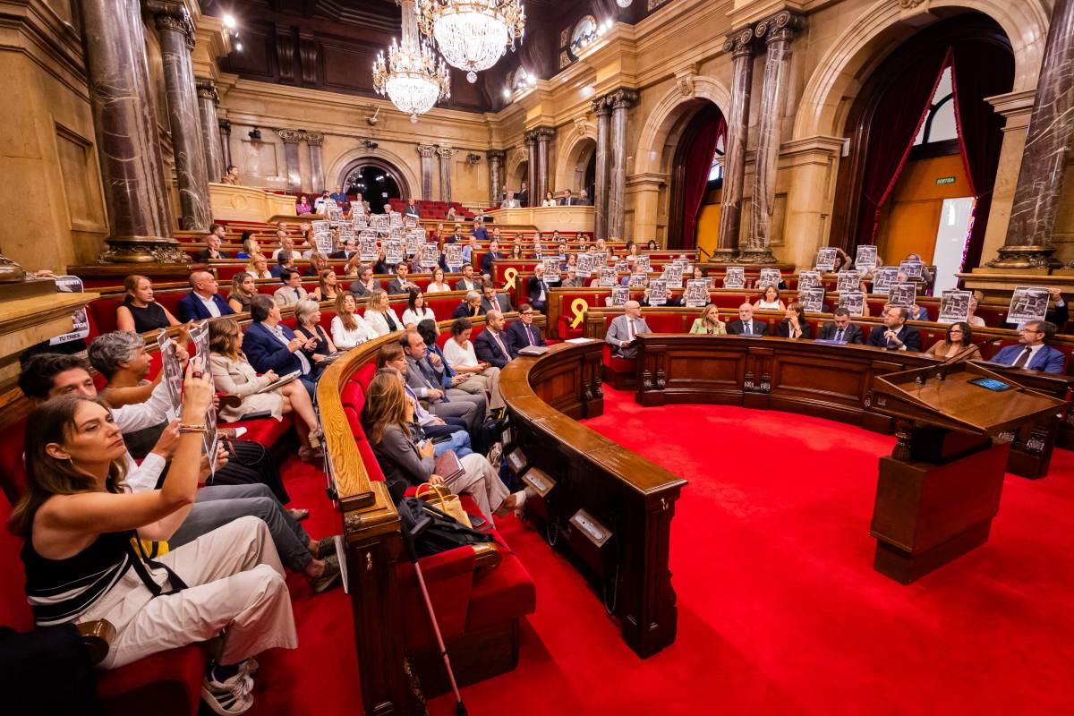 «L'espardenya o l'esvàstica, tu tries»: acció conjunta de Junts, ERC, Comuns i CUP al Parlament