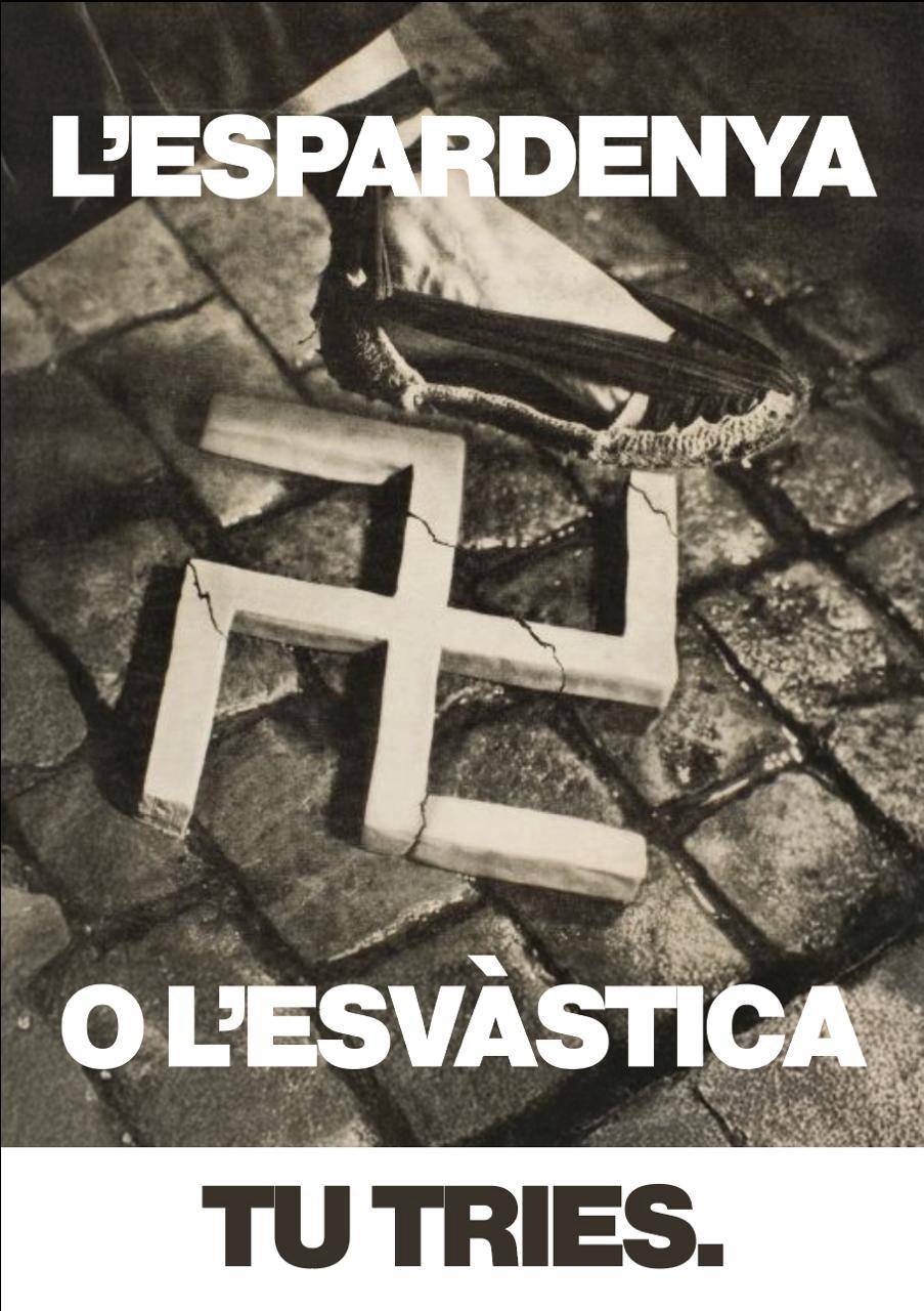 El cartell que han mostrat els diputats de Junts, ERC, Comuns i CUP - El cartell que han mostrat els diputats de Junts, ERC, Comuns i CUP