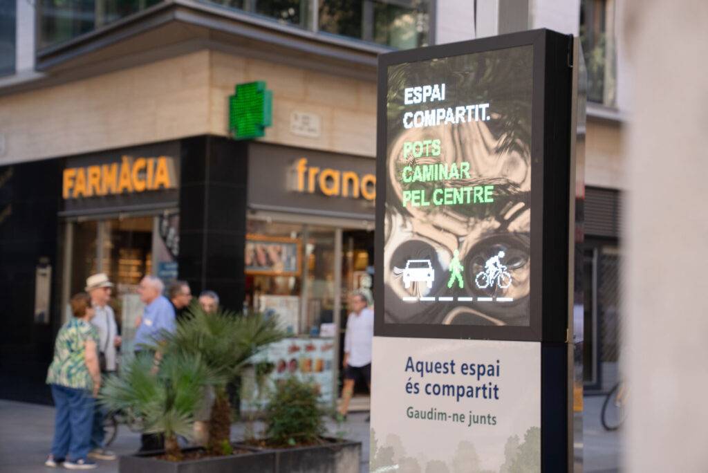 Barcelona prova un sistema per millorar la convivència entre vianants i vehicles