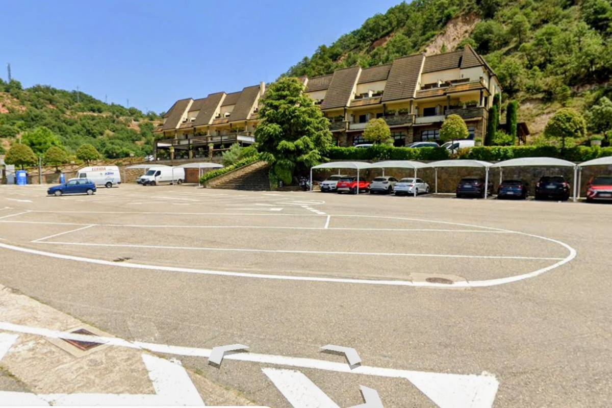 Una furgoneta es crema a l'aparcament d'un hotel d'Oliana i queda destruïda