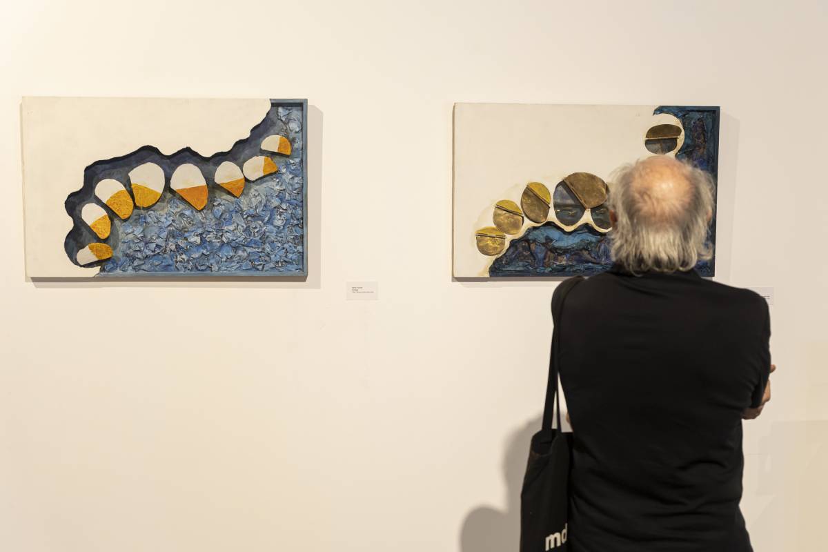 Un visitant a la mostra de Kima Pintado a la Sala Muncunill - Lluís Clotet Un visitant a la mostra de Kima Pintado a la Sala Muncunill