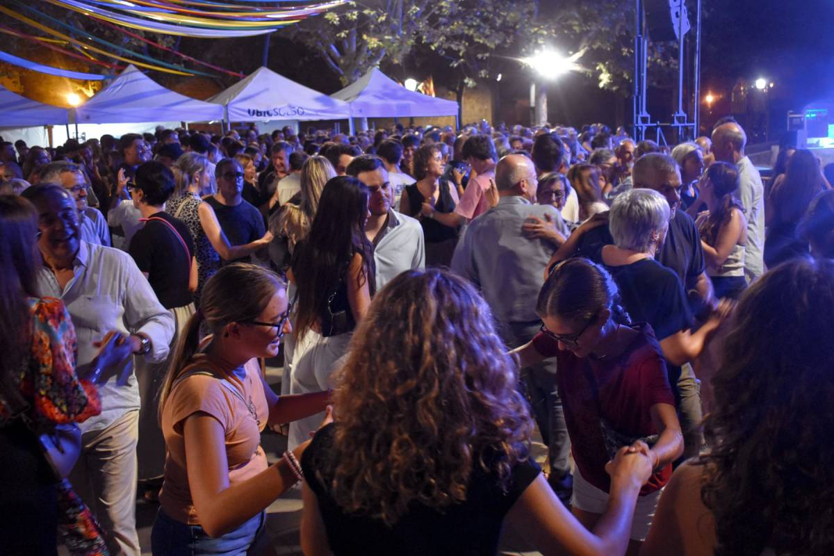 Públic de totes les edats a la pista de ball de la Plaça del Camp - Joventut Solsonina Públic de totes les edats a la pista de ball de la Plaça del Camp