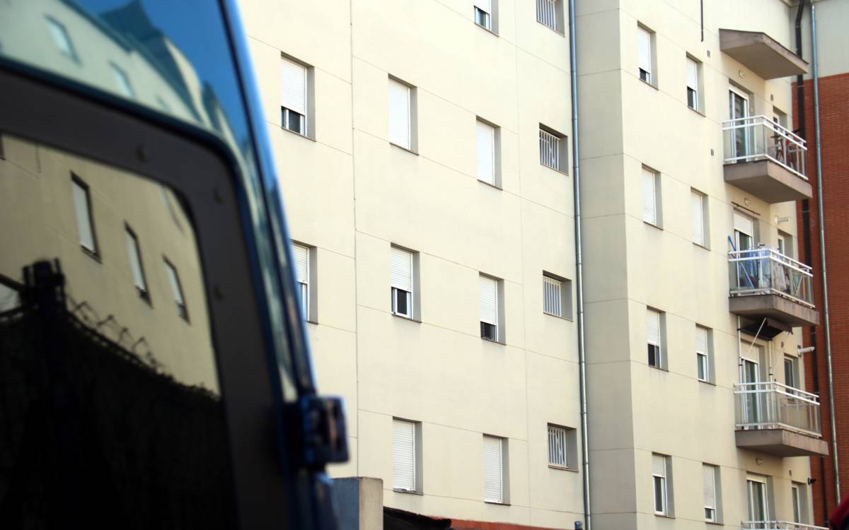 Suspenen el desnonament d'una família amb infants dels pisos del carrer Òmnium Cultural de Vic