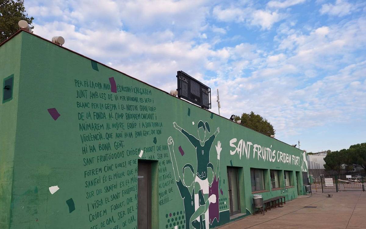 Sant Fruitós de Bages inicia la renovació de la coberta del club del camp de futbol