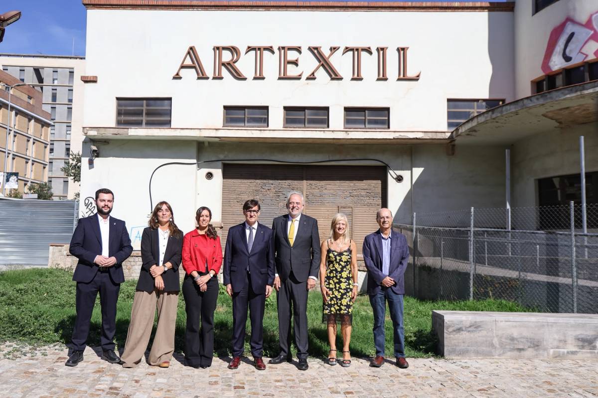 Foto de família, a les portes de l`Artèxtil - Víctor Castillo Foto de família, a les portes de l`Artèxtil