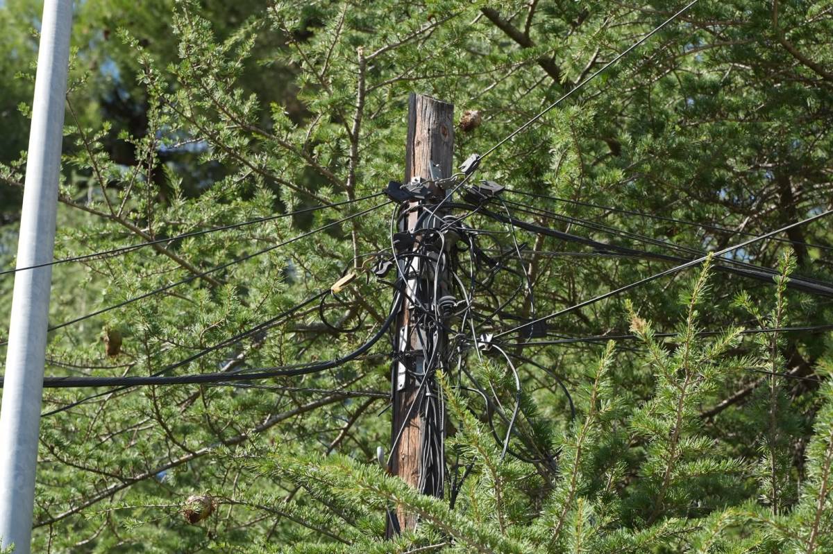 El cablejat elèctric visible a Sant Feliu del Racó