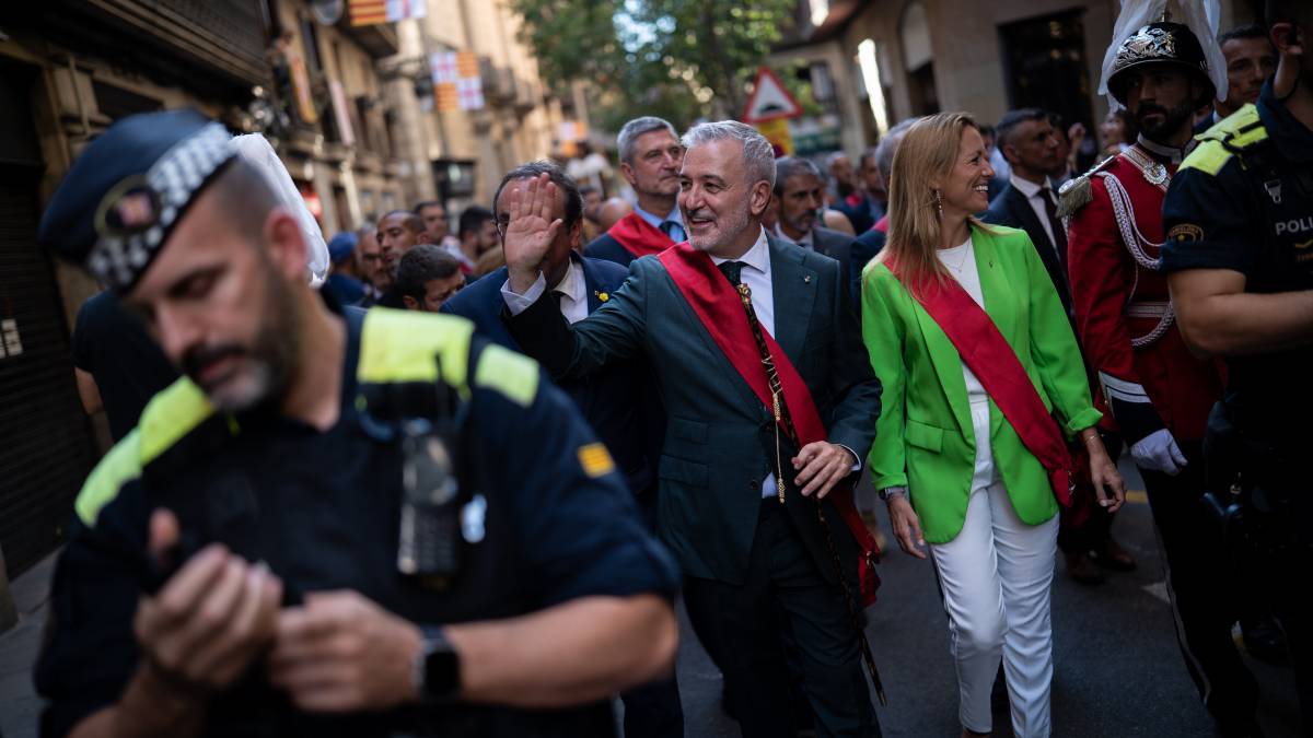 El seguici popular de la Mercè intenta esverar un Collboni satisfet