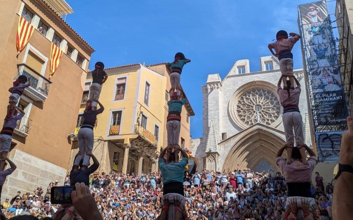 Tres de les quatre colles castelleres de Tarragona fan arribar els pilars caminant a l'Ajuntament