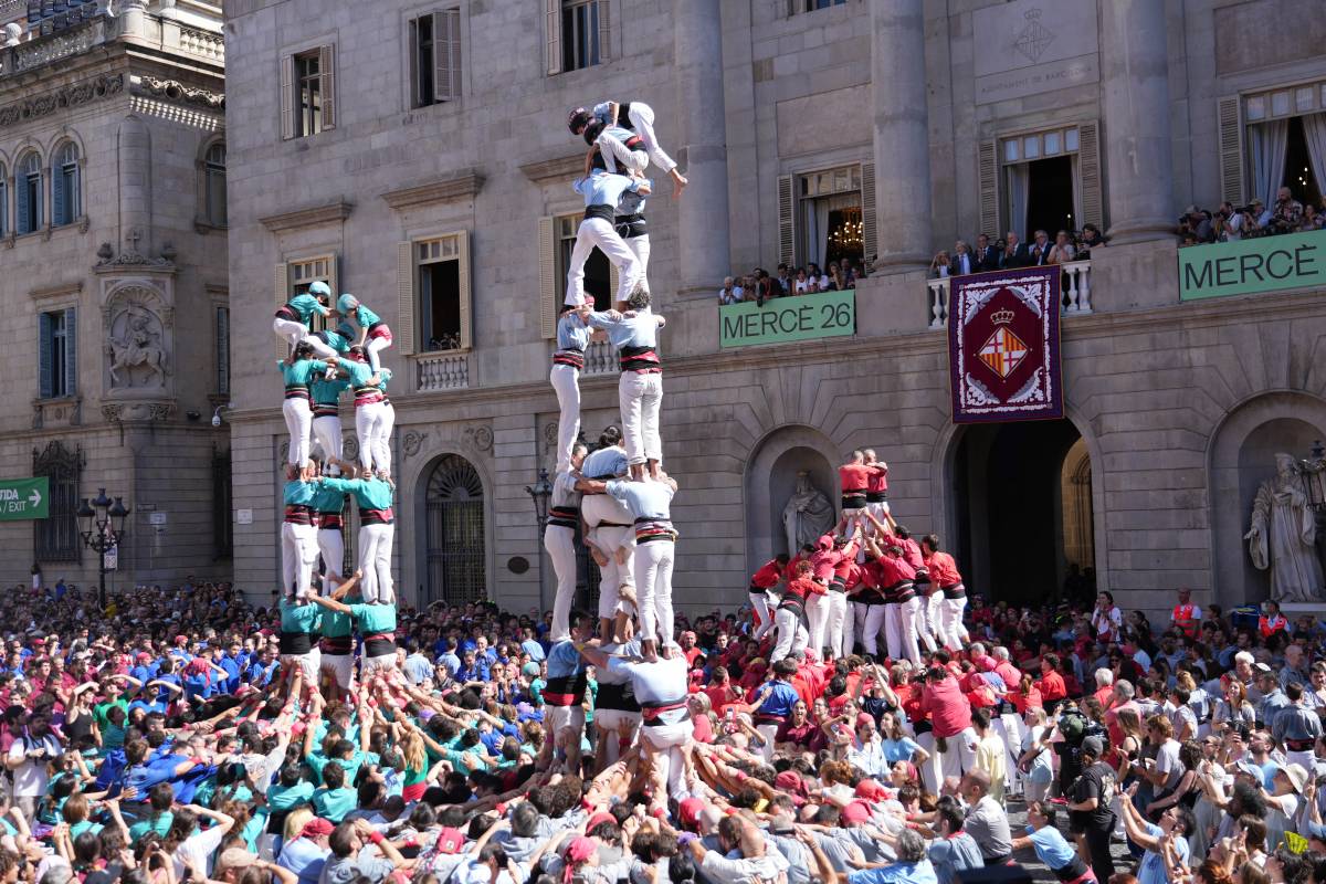 Els castellers de Sants i de Gràcia brillen a la Mercè