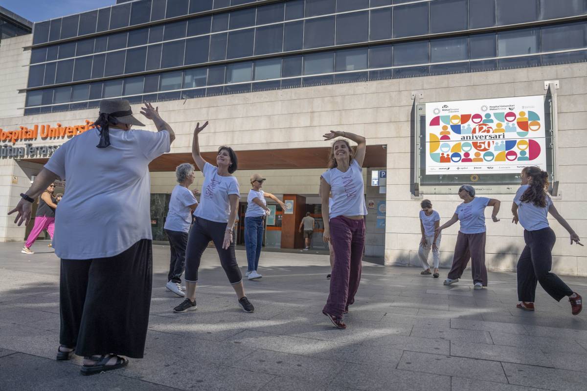 Les pacients ballant a l’exterior de MútuaTerrassa - Nebridi Aróztegui