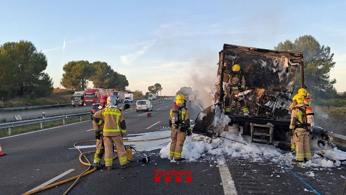 Retencions a l'AP-7 per un incendi d'un camió a Avinyonet del Penedès i un accident a Bàscara